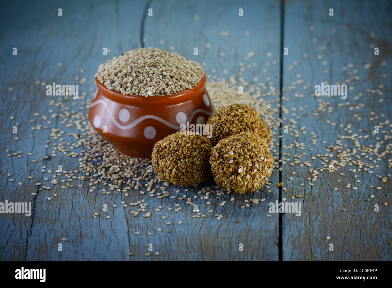 Graines de sésame et laddu de sésame, festival indien makar sankranti concept Banque D'Images