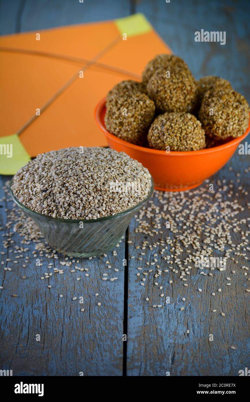 Graines de sésame et laddu de sésame, festival indien makar sankranti concept Banque D'Images