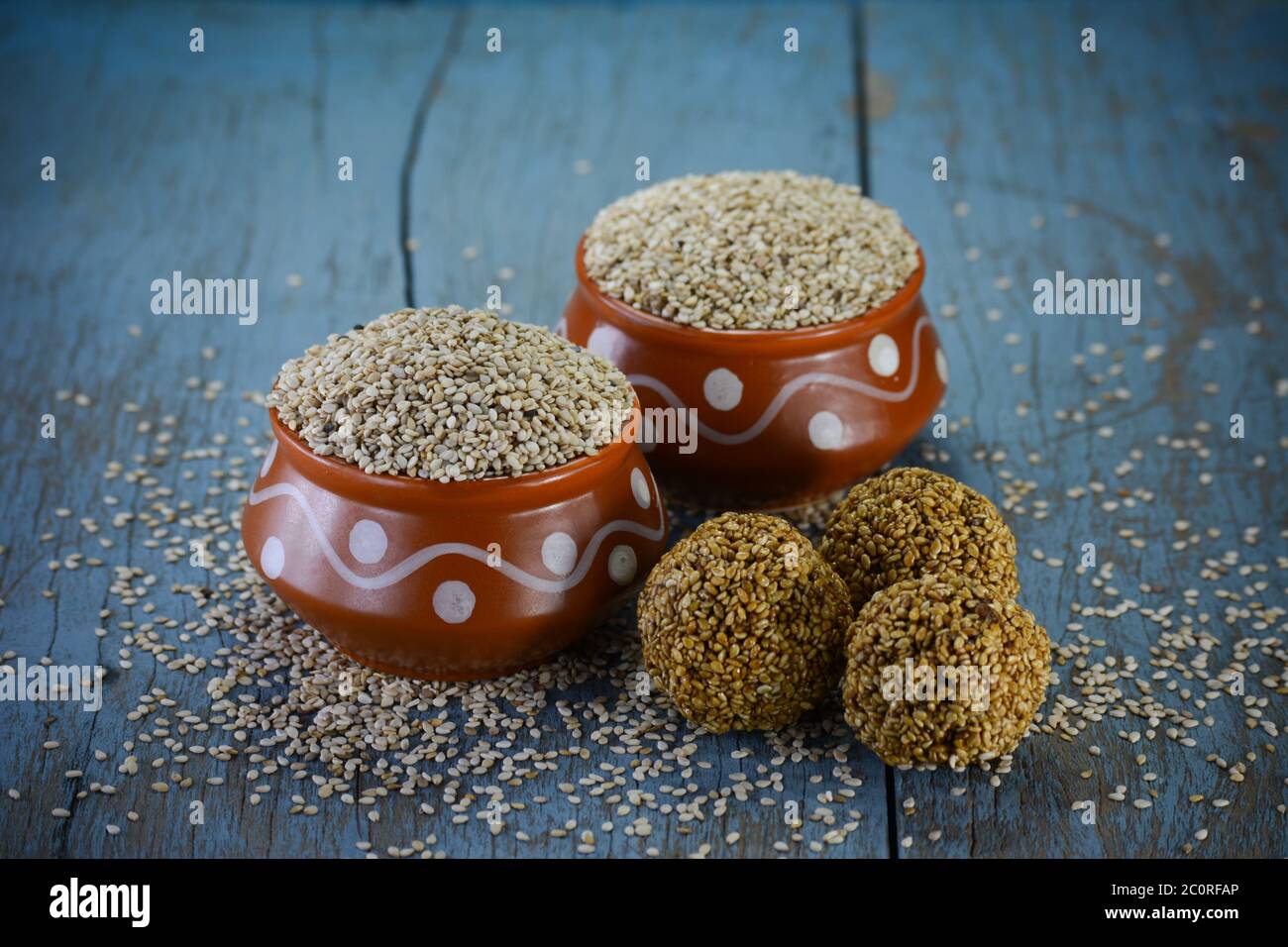 Graines de sésame et laddu de sésame, festival indien makar sankranti concept Banque D'Images