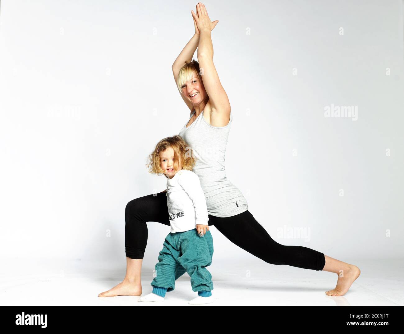 Mutter und Kind machen Yoga Banque D'Images