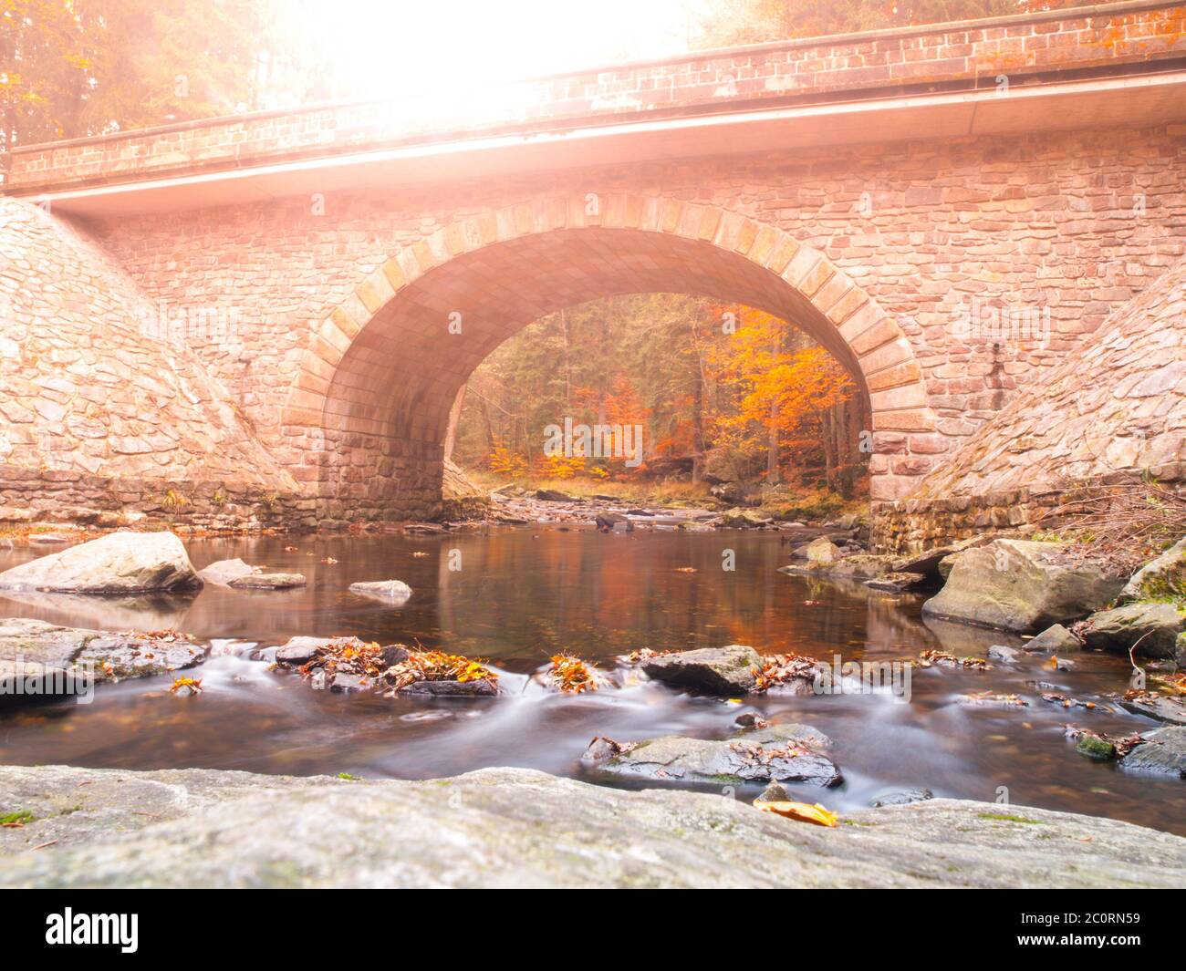 Pont en pierre sur la rivière Divoka Orlice à Zemska brana, Orlicke hory, ou Eagle Mountains, République tchèque. Heure d'automne. Banque D'Images