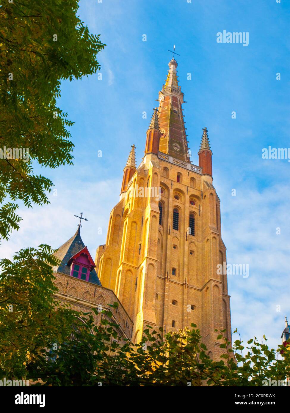 Église médiévale de notre-Dame à Bruges le jour ensoleillé, Belgique. Banque D'Images