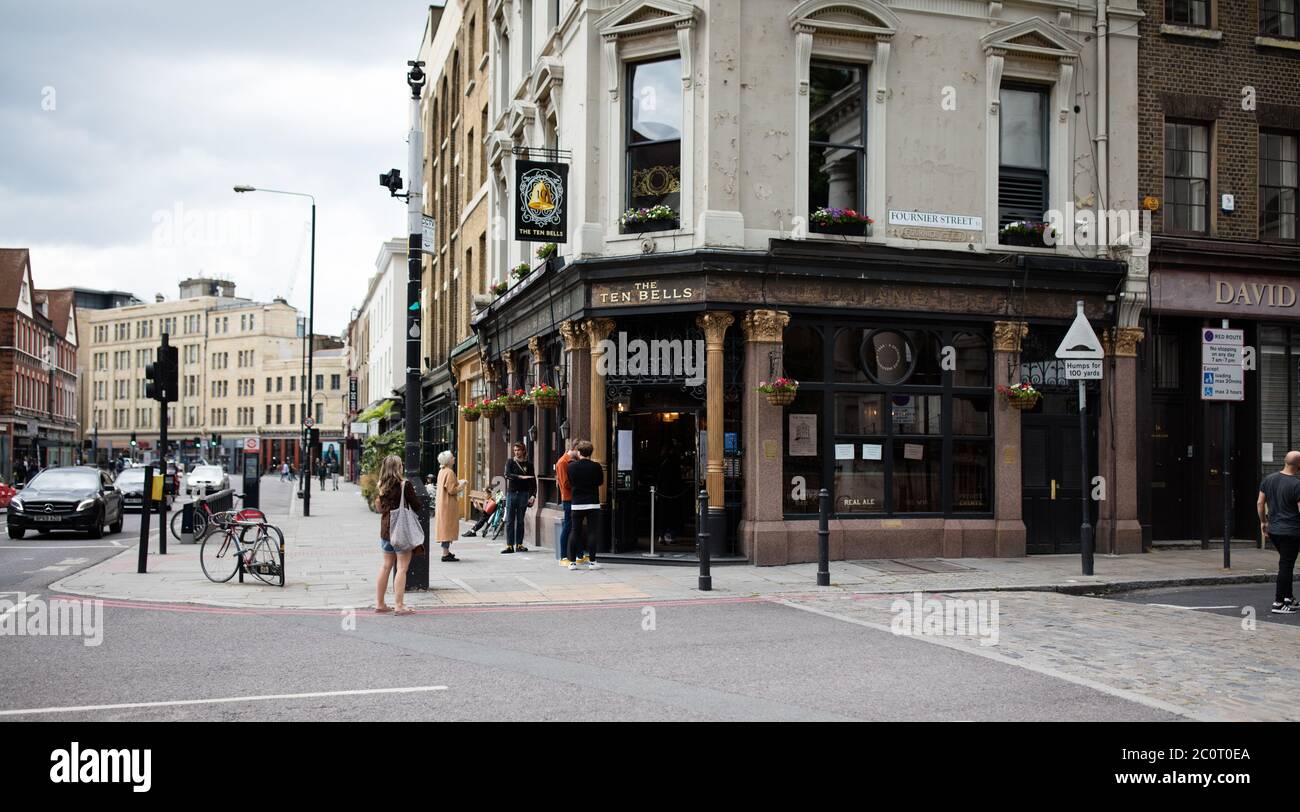 The Ten Bells Pub Spitalfields General View GV, maison publique servant bière, vin et cocktails, 84 commercial Street, Spitalfields, Londres E1 6LY. Banque D'Images