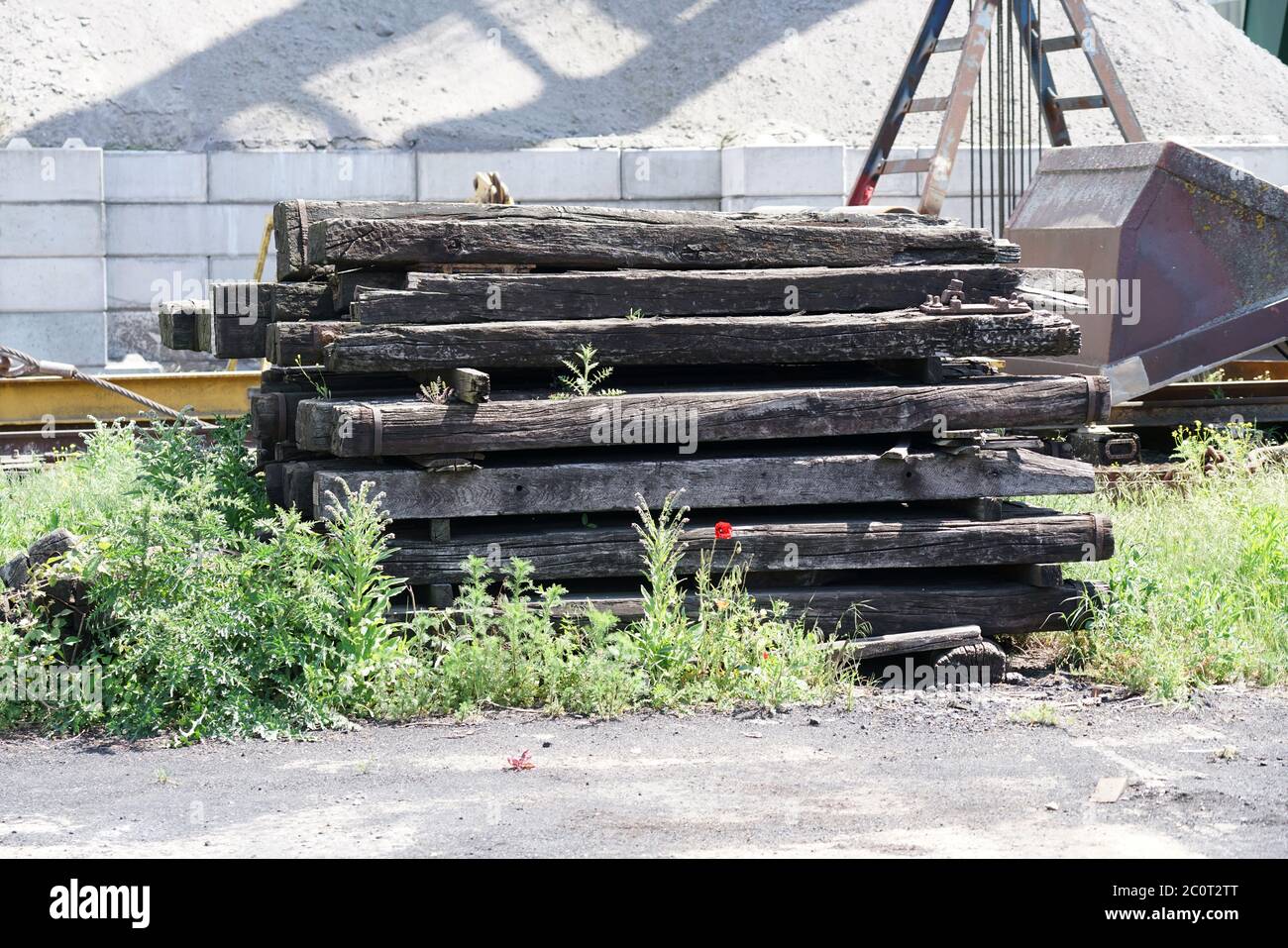 Anciennes traverses de chemin de fer en bois échangées stockées pour