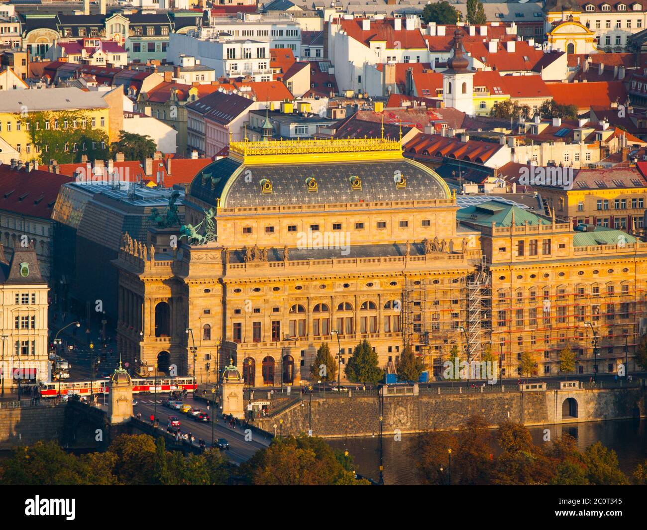 Bâtiment historique éclairé du Théâtre national de Prague sur le remblai de la Vltava. Vue en soirée depuis Petrin Hill, Prague, République tchèque, Europe Banque D'Images