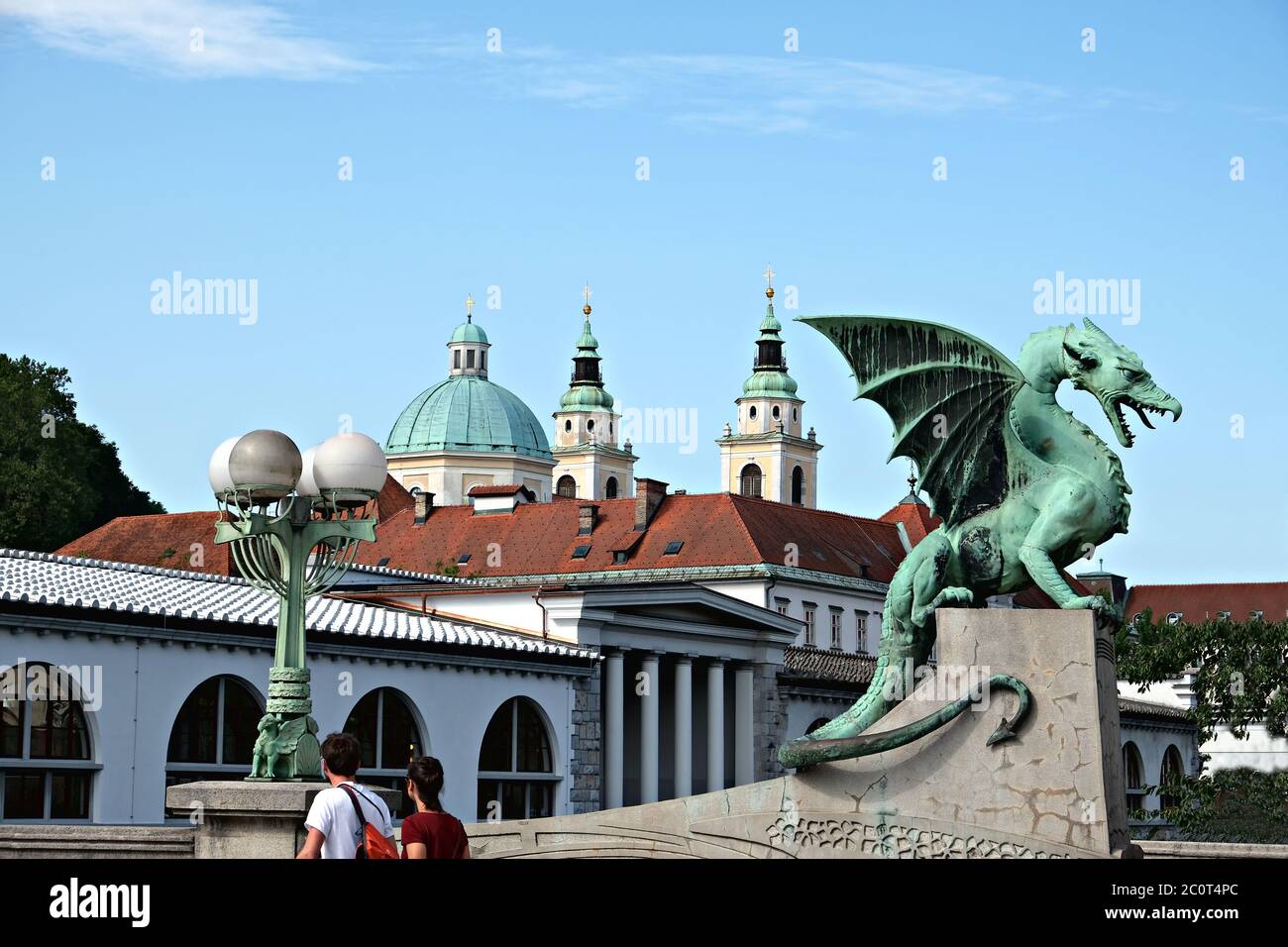 Les statues du Dragon au pont du Dragon et à la cathédrale Saint-Nicolas en arrière-plan, au centre de la ville de Ljubljana Banque D'Images