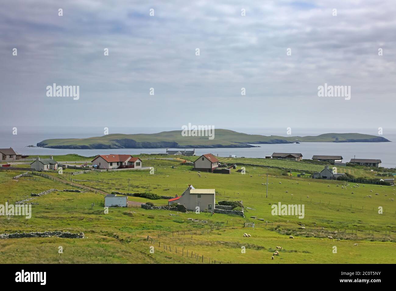 Magnifique paysage avec villages, maisons et îles en arrière-plan, Shetland Islands, Écosse. Banque D'Images