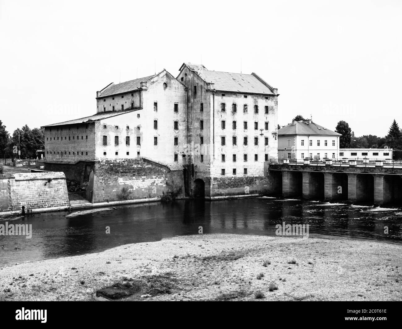 Ancien moulin de la rivière Ohre à Terezin, République tchèque. Image en noir et blanc Banque D'Images
