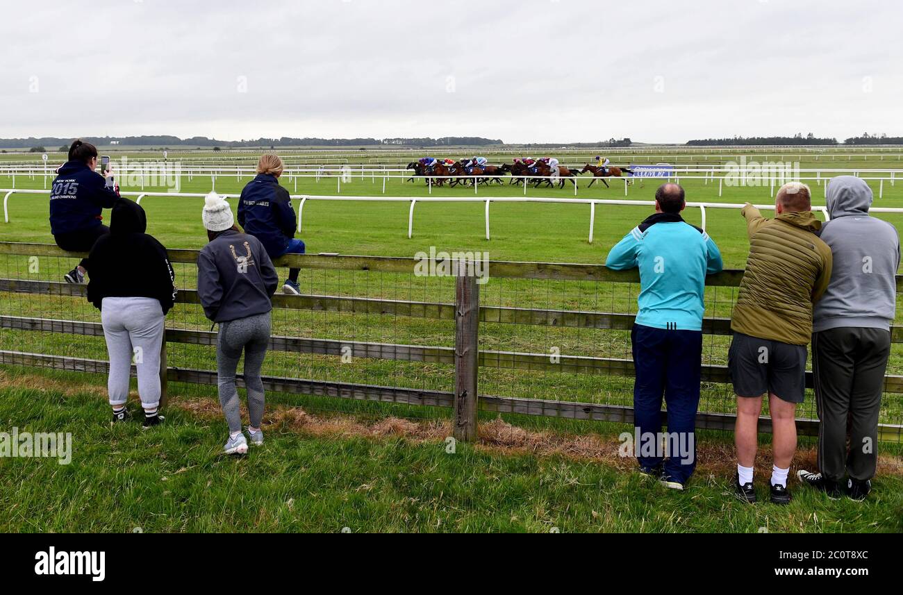 Les membres du public regardent le handicap de l'Anglesey Lodge Ecine Hospital à l'hippodrome de Curragh. Banque D'Images