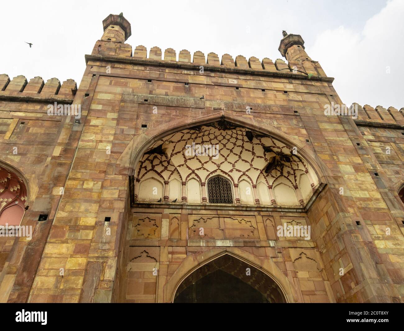 Varanasi, Uttar Pradesh, Inde - février 2015 : les détails sur les portes voûtées de la mosquée d'Alamgir construite par l'empereur moghol Aurangzeb dans le Banque D'Images