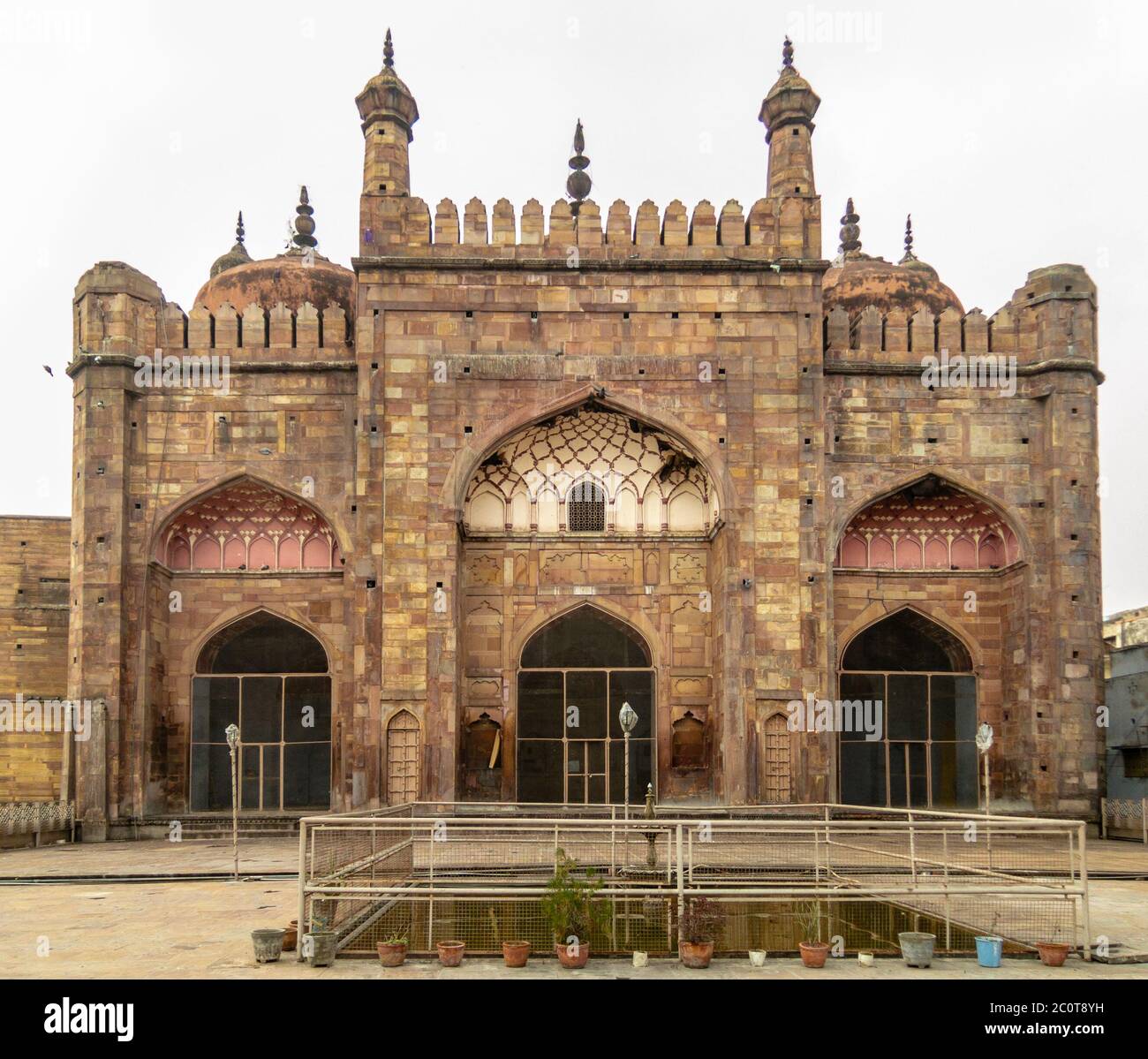 Varanasi, Uttar Pradesh, Inde - février 2015 : façade extérieure et cour de l'ancienne mosquée construite par l'empereur Mughal Aurangzeb dans l'ancien c Banque D'Images