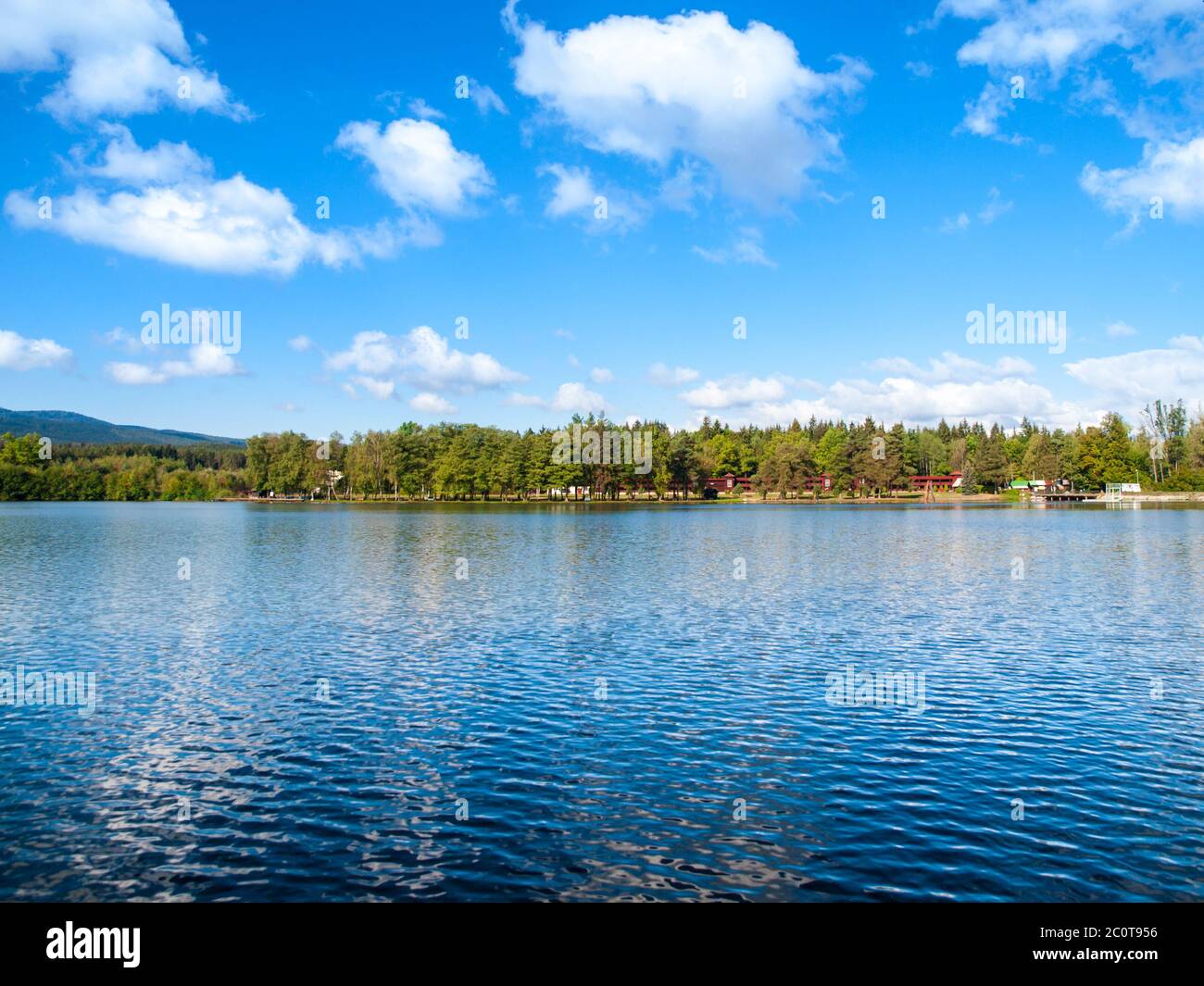 Babylone Pond et Cerchov Mountain dans la forêt de Bohême, République tchèque. Banque D'Images