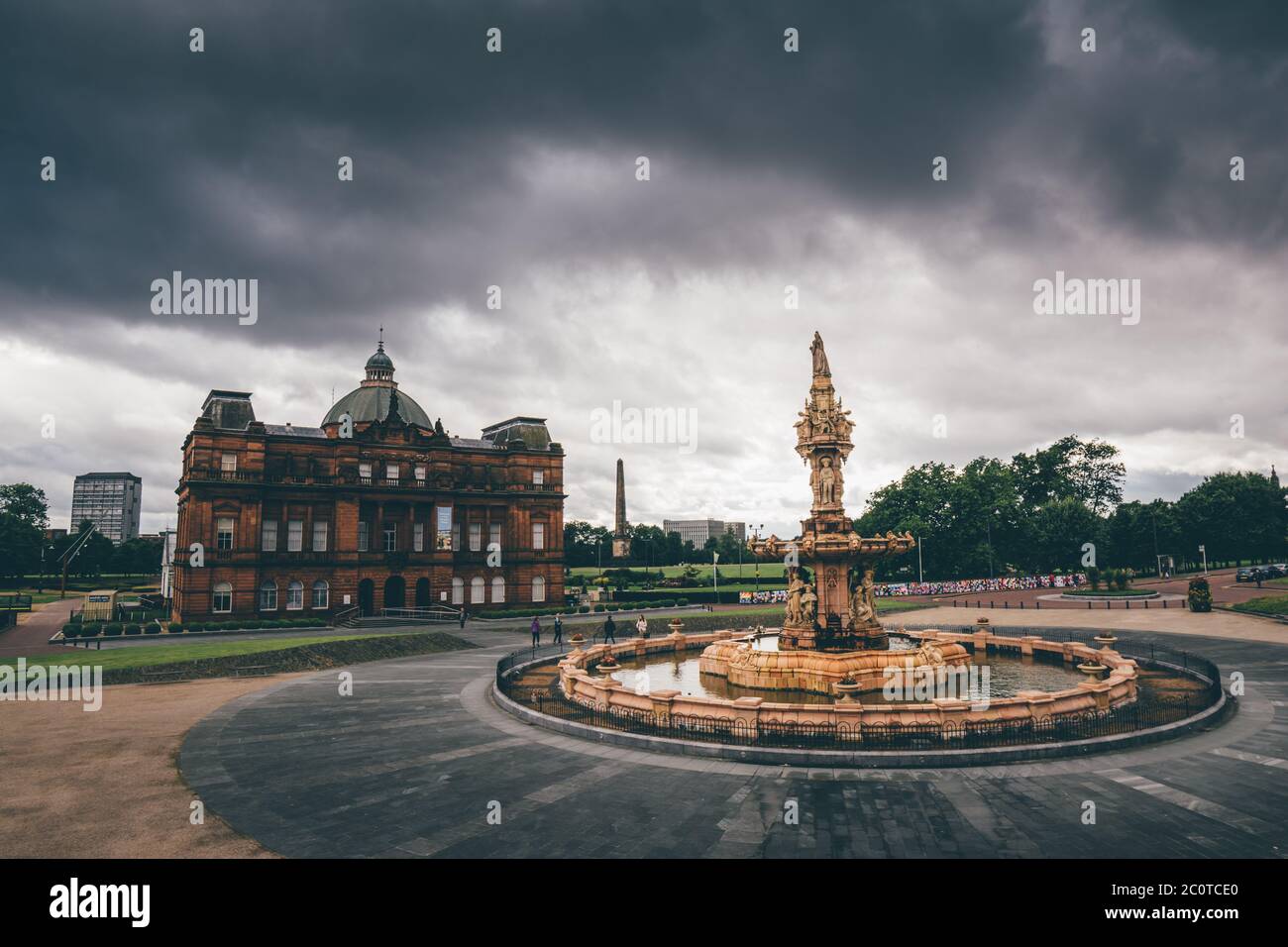 Palais du peuple et fontaine de Doulton à Glasgow Green, Glasgow, Écosse. Banque D'Images