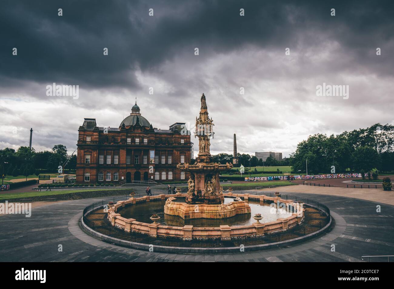 Palais du peuple et fontaine de Doulton à Glasgow Green, Glasgow, Écosse. Banque D'Images