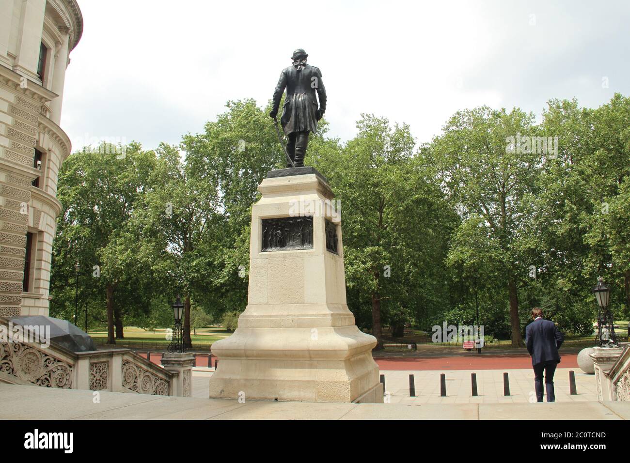 Une statue de Robert Clive, le 1er Baron Clive mieux connu comme Clive de l'Inde, qui a établi la domination britannique en Inde se tient à l'extérieur du Foreign Office. Clive a été le premier gouverneur de la présidence du Bengale sous la compagnie de l'Inde orientale.les autorités ont monté des monuments et des statues à Londres la plupart en raison de leur lien passé avec l'esclavage en prévision de l'possible vandalisme avec les organisations d'extrême-droite et la Black Lives Matter manifestation prévue pour ce week-end. Banque D'Images