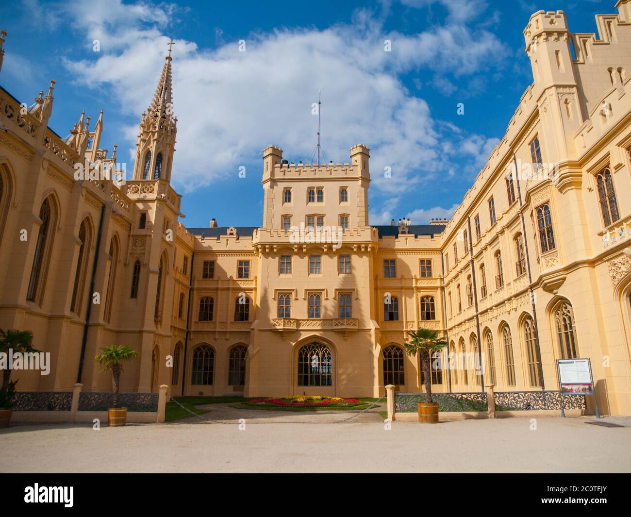 Cour du château de Lednice dans le style néo-gothique anglais, paysage culturel de Lednice-Valtice, République tchèque Banque D'Images