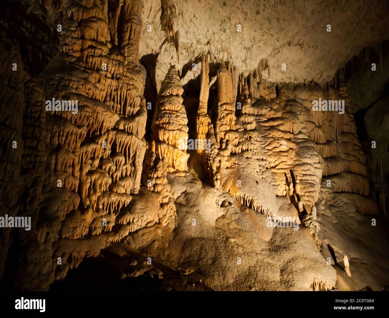 Caractéristiques karstiques pittoresques dans la grotte illuminée Banque D'Images