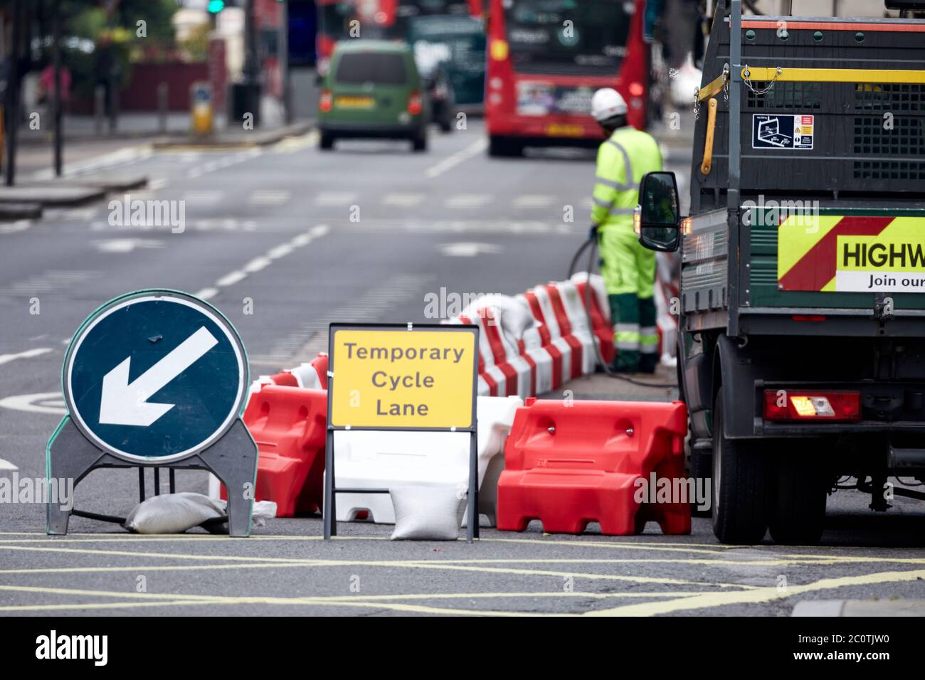 Londres, Royaume-Uni. - 12 juin 2020 : une voie de cycle temporaire est créée pendant la pandémie du coronavirus. De nouvelles voies sont en train d’être suivies rapidement dans le cadre d’une transformation des routes londoniennes, donnant de l’espace à de nouvelles voies cyclables et à des trottoirs plus larges pour permettre une distanciation sociale. Banque D'Images
