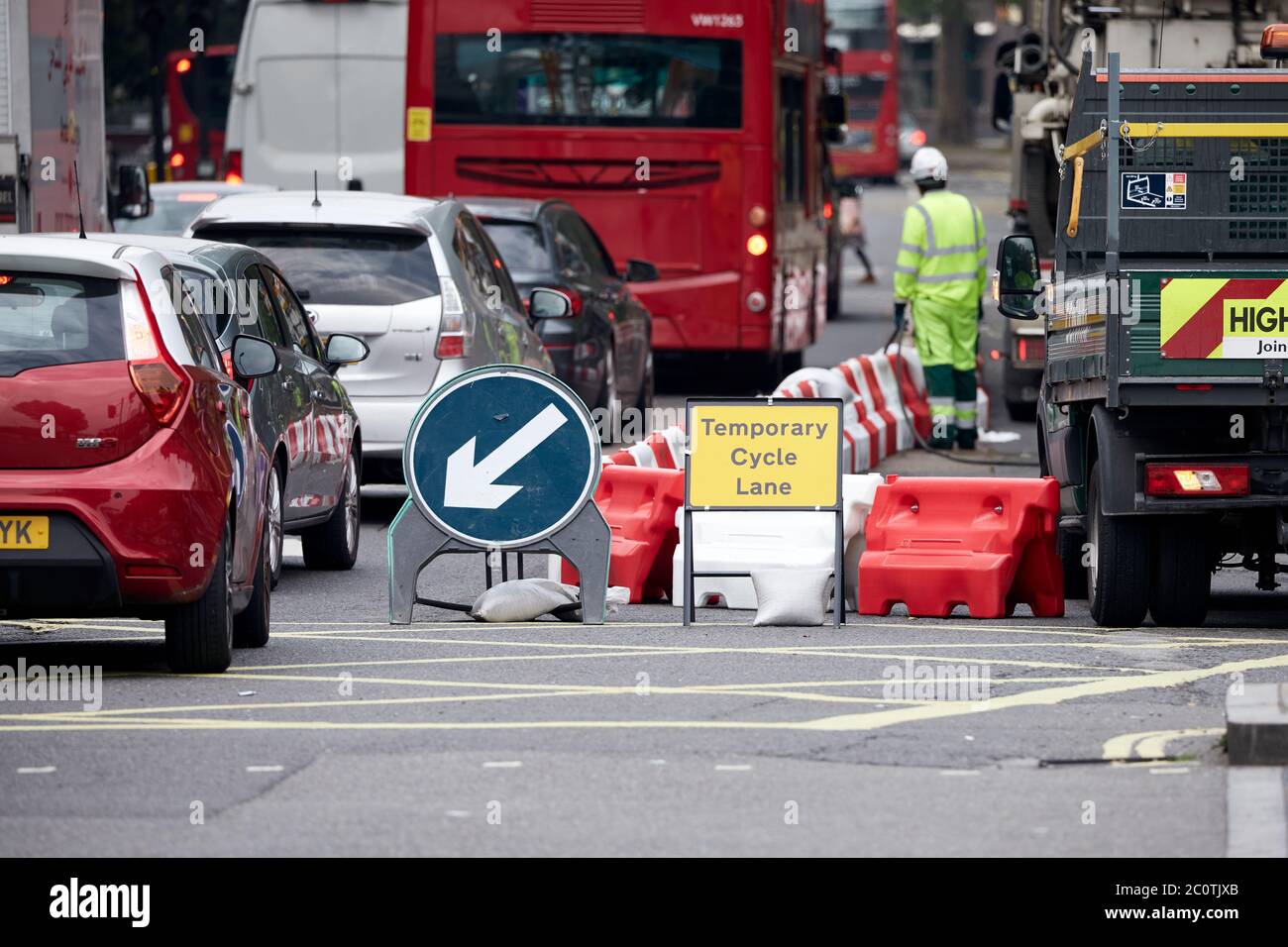 Londres, Royaume-Uni. - 12 juin 2020 : une voie de cycle temporaire est créée pendant la pandémie du coronavirus. De nouvelles voies sont en train d’être suivies rapidement dans le cadre d’une transformation des routes londoniennes, donnant de l’espace à de nouvelles voies cyclables et à des trottoirs plus larges pour permettre une distanciation sociale. Banque D'Images