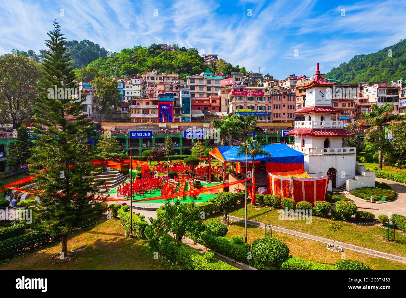 Mandi, INDE - 05 OCTOBRE 2019 : Tour de l'horloge dans le jardin public de Sunken dans la ville de Mandi, Etat de l'Himachal Pradesh en Inde Banque D'Images