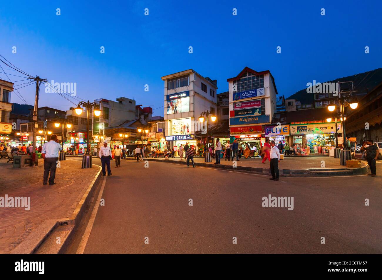 Mandi, INDE - 04 OCTOBRE 2019: Rue principale dans la ville de Mandi, Etat de l'Himachal Pradesh en Inde la nuit Banque D'Images