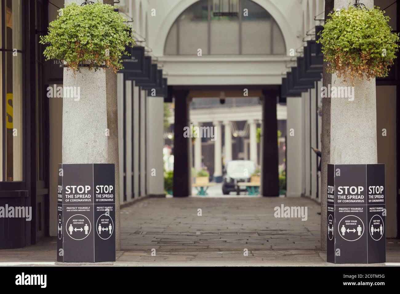 Londres, Royaume-Uni. - 12 juin 2020: Panneaux Demandez aux gens de distance sociale dans Covent Garden avant la célèbre zone touristique rouvrant comme la pandémie de coronavirus diminue son emprise. Banque D'Images