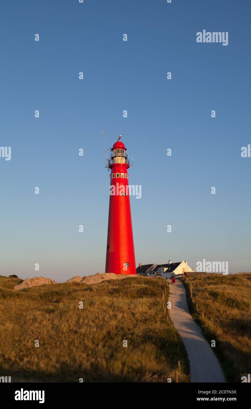 Phare rouge sur l'île hollandaise Banque D'Images
