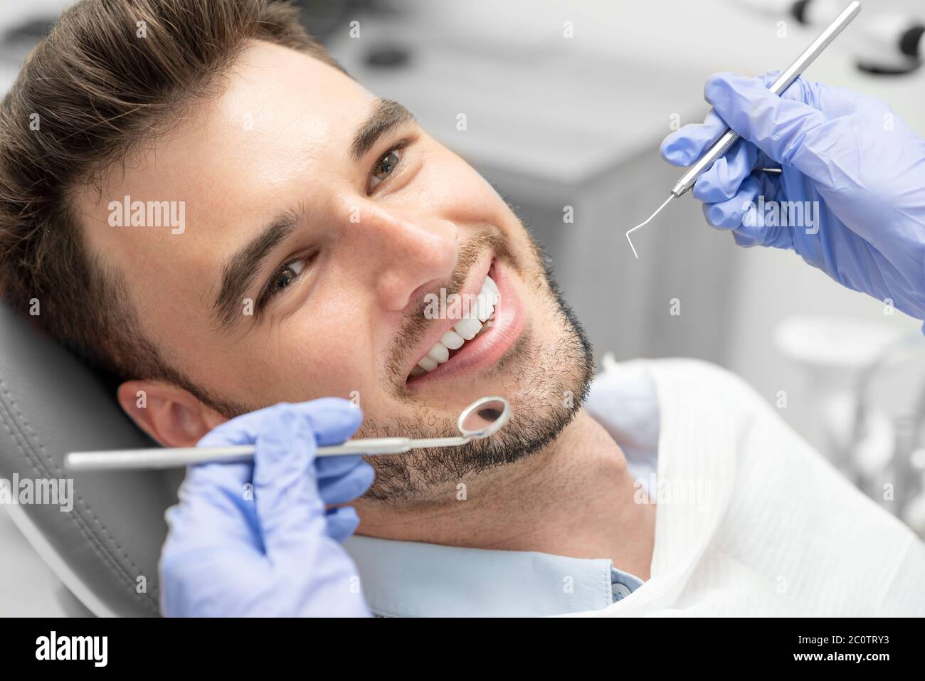 Ayant examiné les dents de l'homme à des dentistes. Aperçu de la prévention de la carie dentaire Banque D'Images