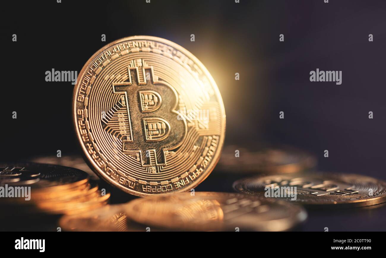 Pile de pièces de crypto-monnaie Bitcoin. Concept de transfert de blockchain Banque D'Images