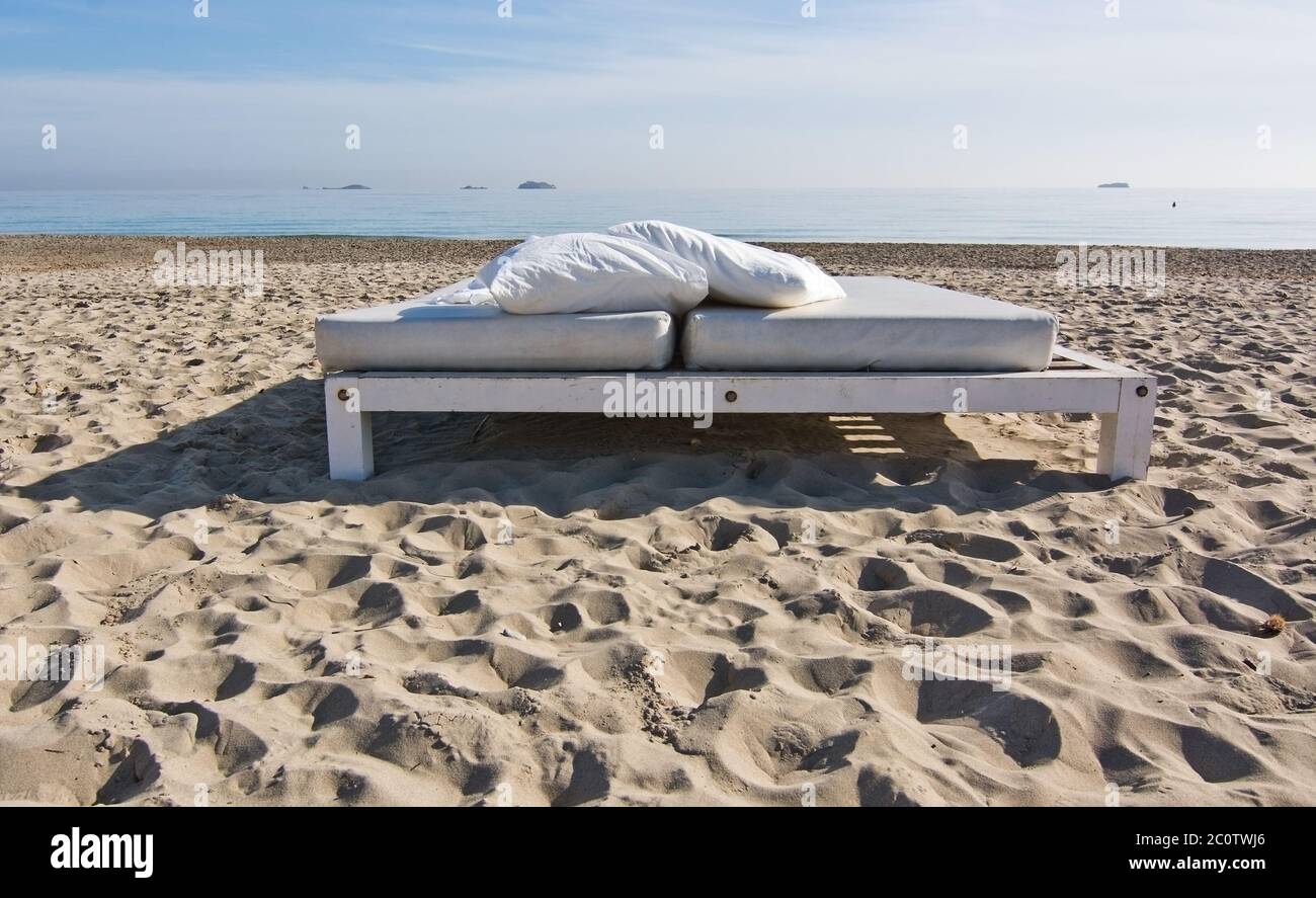 Lit de plage de sable blanc Photo Stock - Alamy