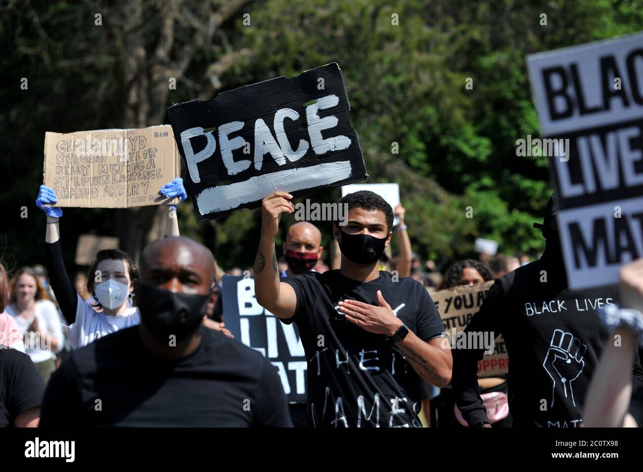 Black Lives Matter manifestation pacifique dans le parc Pittville à l'ombre de la salle de pompe Pittville, le bâtiment emblématique de la Régence. La foule était paisible et c'est bien Banque D'Images