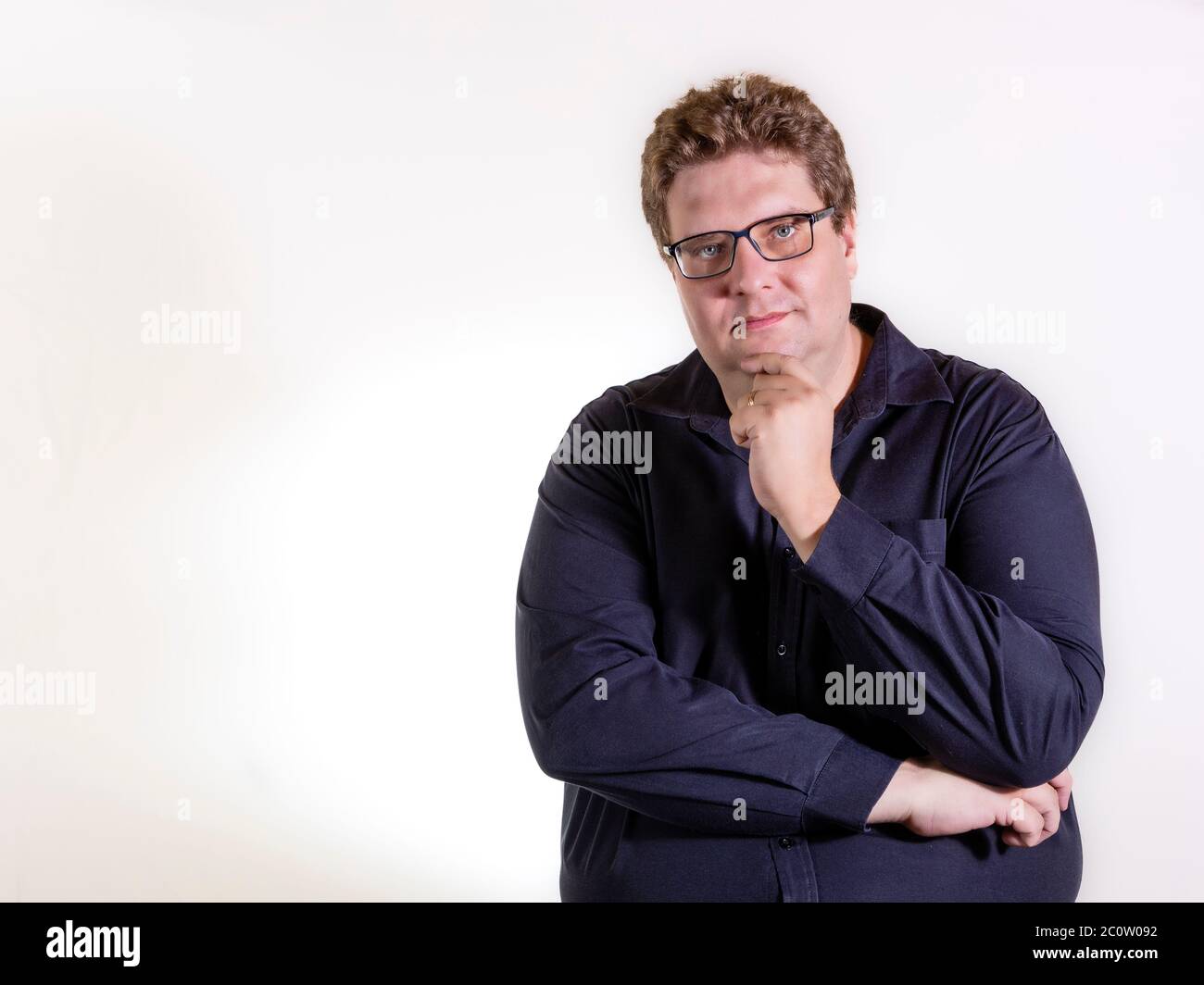 Homme de plus taille en studio photos avec fond blanc . Banque D'Images