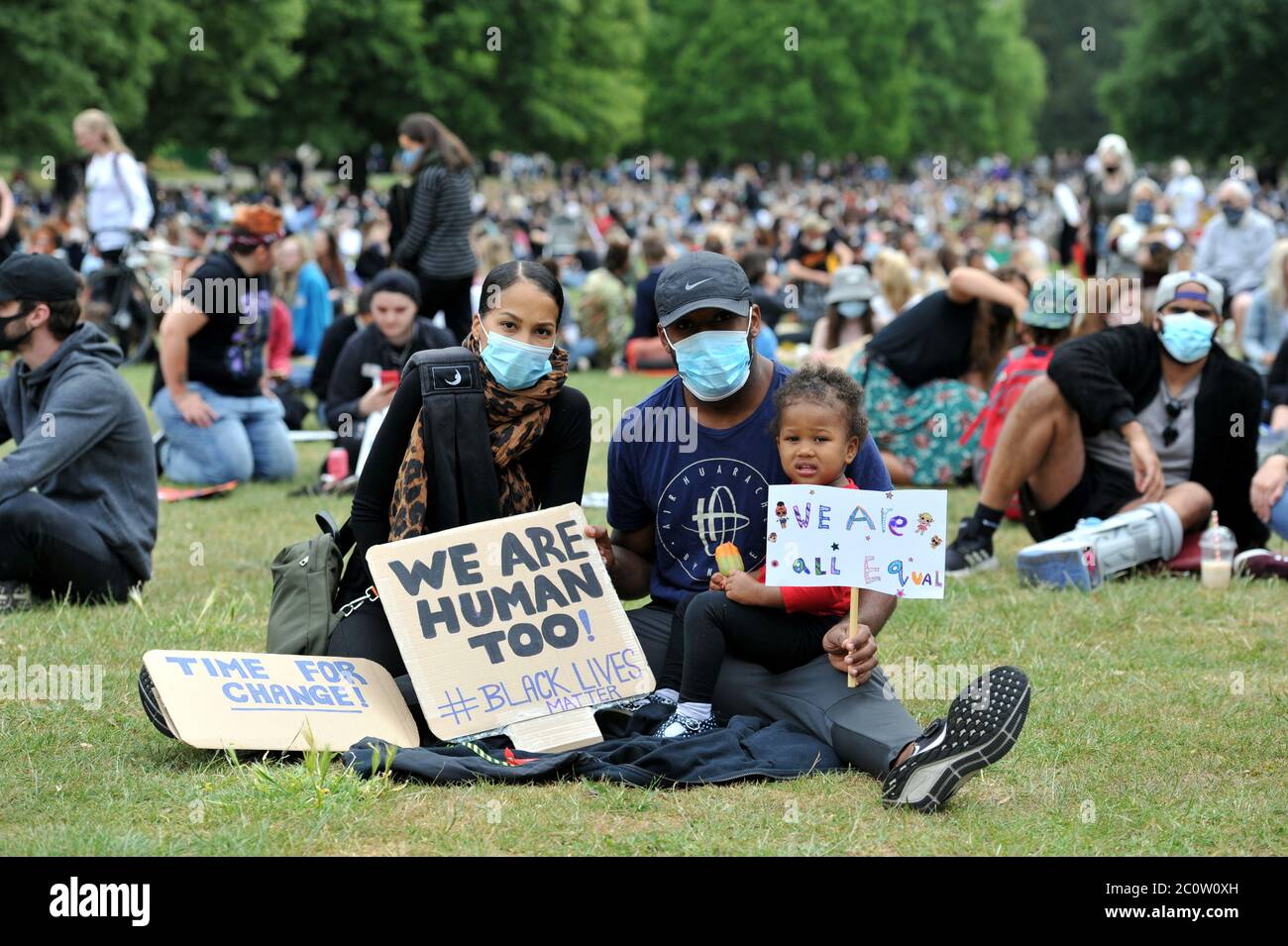 Black Lives Matter manifestation pacifique dans le parc Pittville à l'ombre de la salle de pompe Pittville, le bâtiment emblématique de la Régence. La foule était paisible et c'est bien Banque D'Images