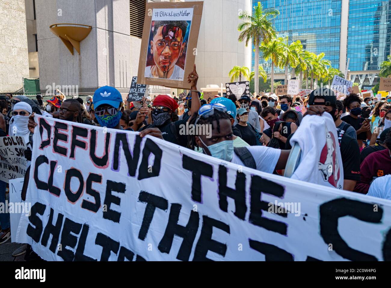 Centre-ville de Miami, FL, États-Unis - 31 MAI 2020 : des manifestants sont descendus dans les rues de villes des États-Unis après qu'un ancien policier blanc ait été inculpé Banque D'Images