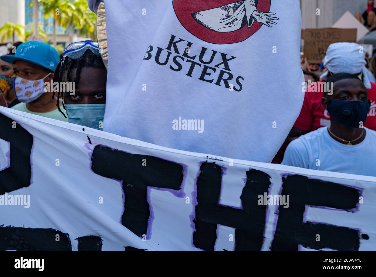 Centre-ville de Miami, FL, États-Unis - 31 MAI 2020 : manifestation contre le racisme et Klux. Des Noirs dans un masque lors de manifestations contre la mort de George Floyd Banque D'Images