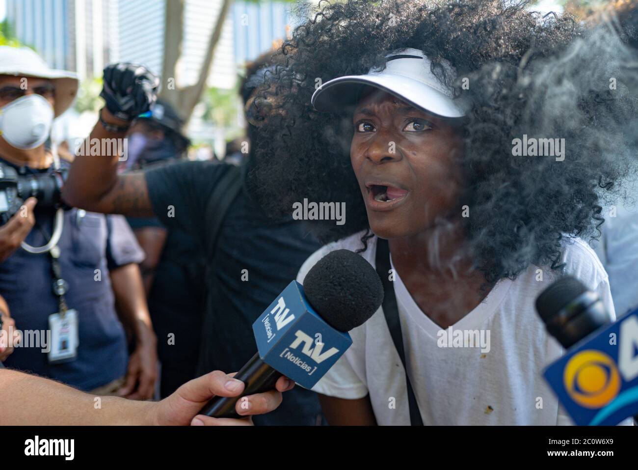 Miami Downtown, FL, USA - 31 MAI 2020 : une militante noire commente une manifestation médiatique contre la violence. Les émeutes se répandent dans les villes à travers le cou Banque D'Images