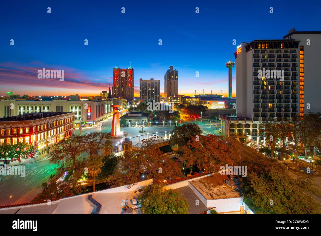 Vue panoramique sur la ville de San Antonio au crépuscule au lever du soleil dans le centre-ville de San Antonio, Texas, États-Unis. La ligne d'horizon de cette photo inclut Marriott Rivercenter. Banque D'Images