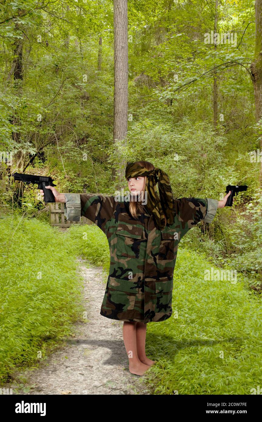 Petite fille soldat Banque D'Images