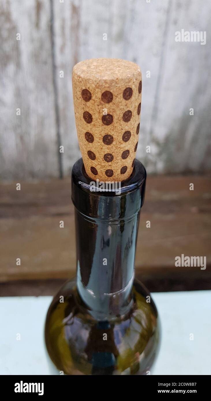 Bouchon à pois à motif de bouteille de vin sur fond rustique en bois flou avec espace pour les copies. Concept de dégustation de vins Banque D'Images