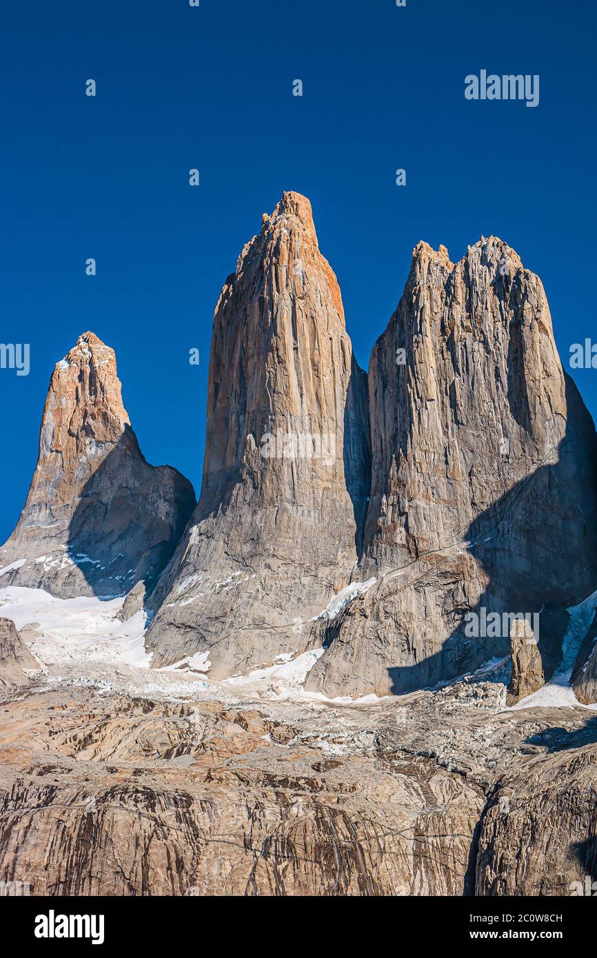 Trois grands sommets comme sommet dents au ciel bleu dans le parc national de Torres del Paine, Patagonie, Chili, par beau temps clair Banque D'Images