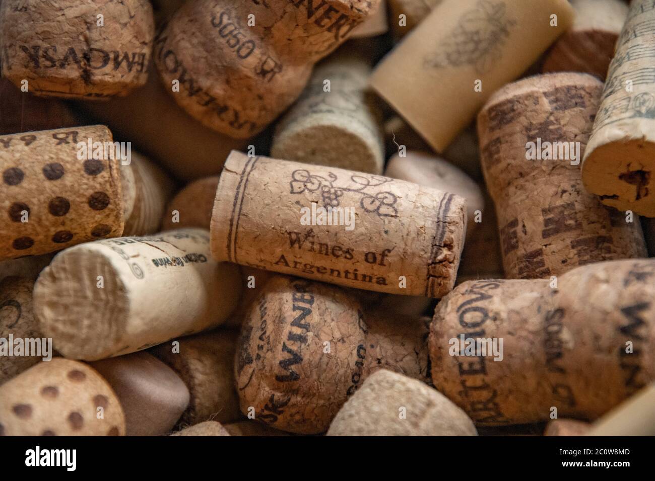 Attention sélective au liège du vin d'Argentine sur fond flou de bouchons de vin désordonnés. Collection de différents bouchons de bouteille de vin pour le concept de domaine viticole Banque D'Images