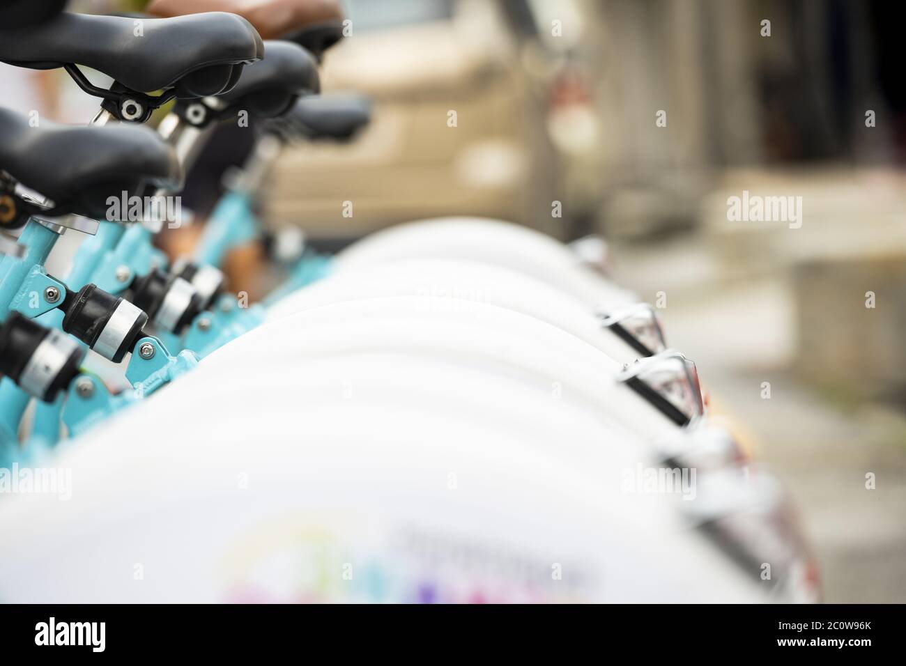 (Mise au point sélective) système de partage de vélos avec quelques vélos flous garés à George Town, Penang, Malaisie. Banque D'Images