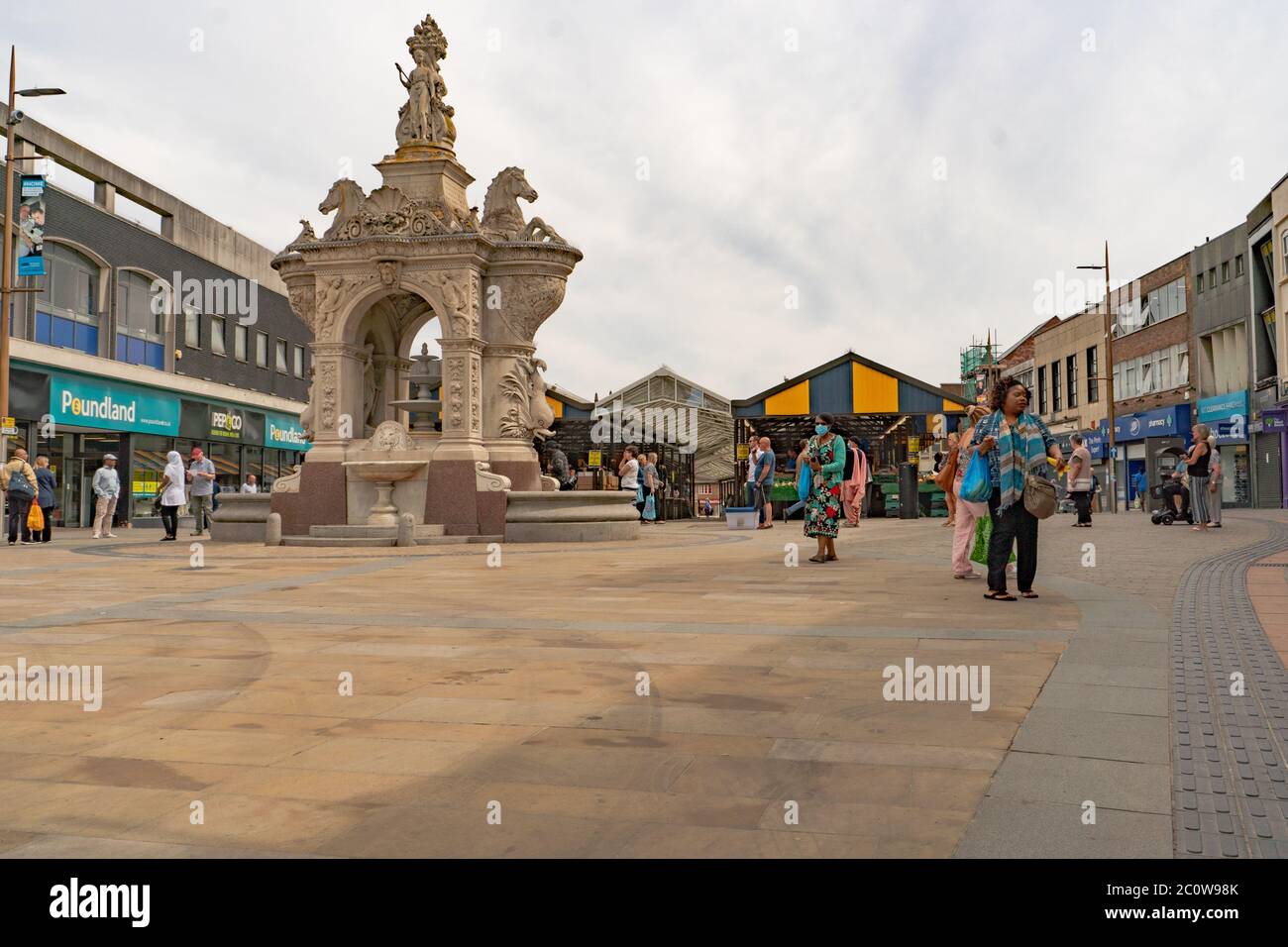 Centre-ville de Dudley pendant la pandémie du coronavirus, mai 2020. Distanciation sociale. ROYAUME-UNI Banque D'Images