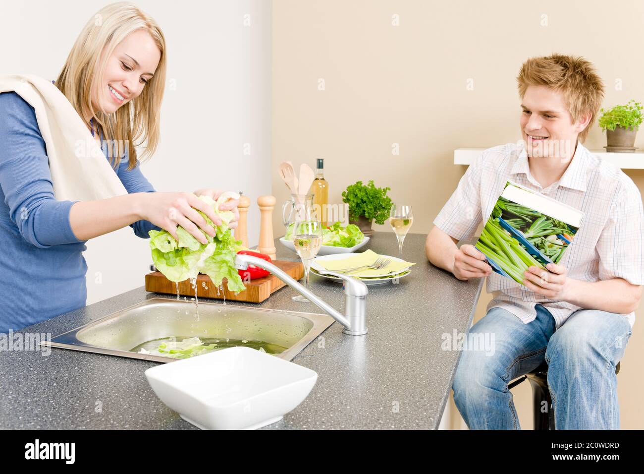 Cuisine Cuisine femme heureux joyeux enthousiastes peu ambitieux avec joie rayonnante Banque D'Images