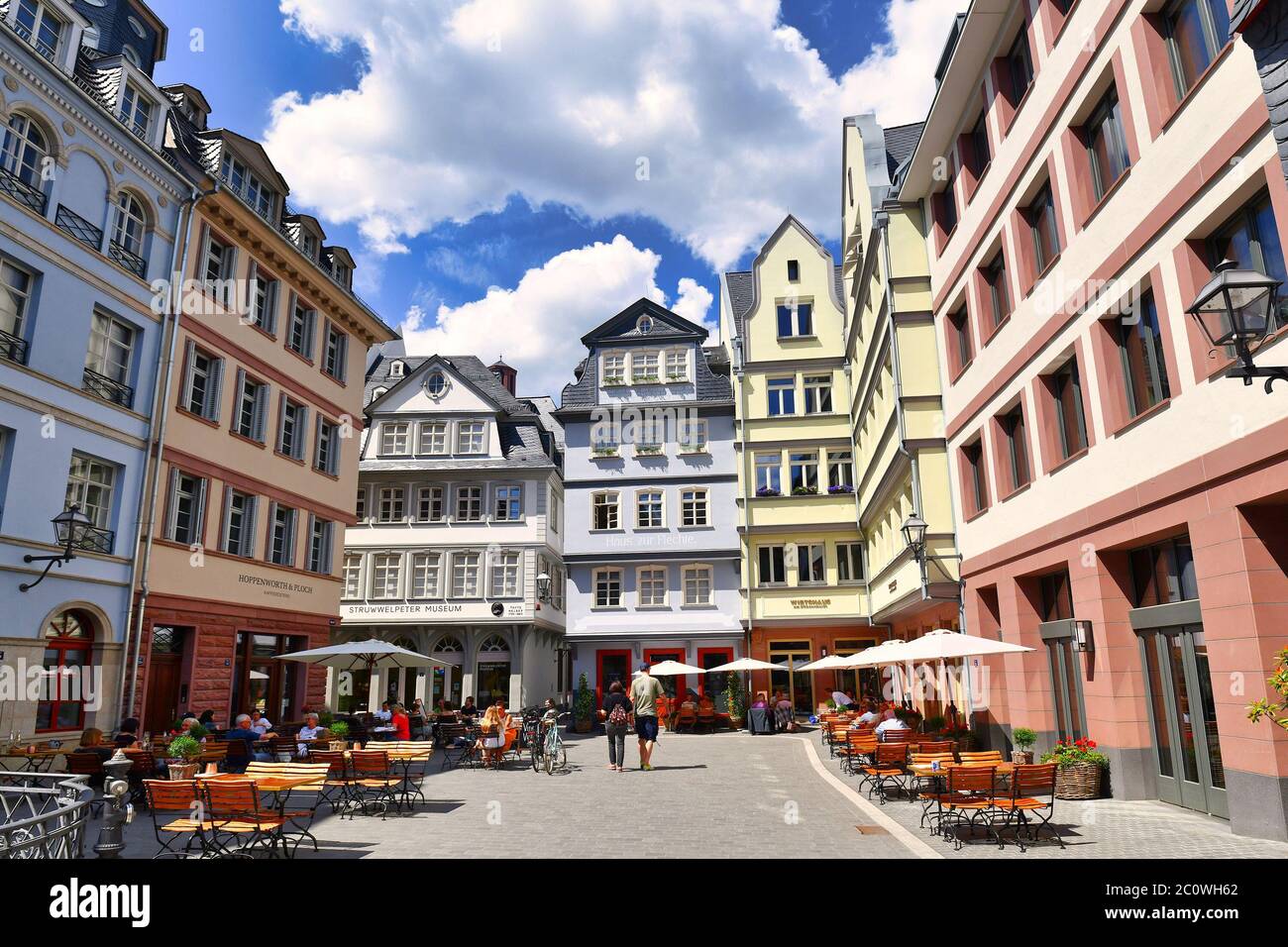Allemagne, centre historique avec de vieux bâtiments médiévaux et des cafés en plein air avec des gens à Francfort par beau temps Banque D'Images
