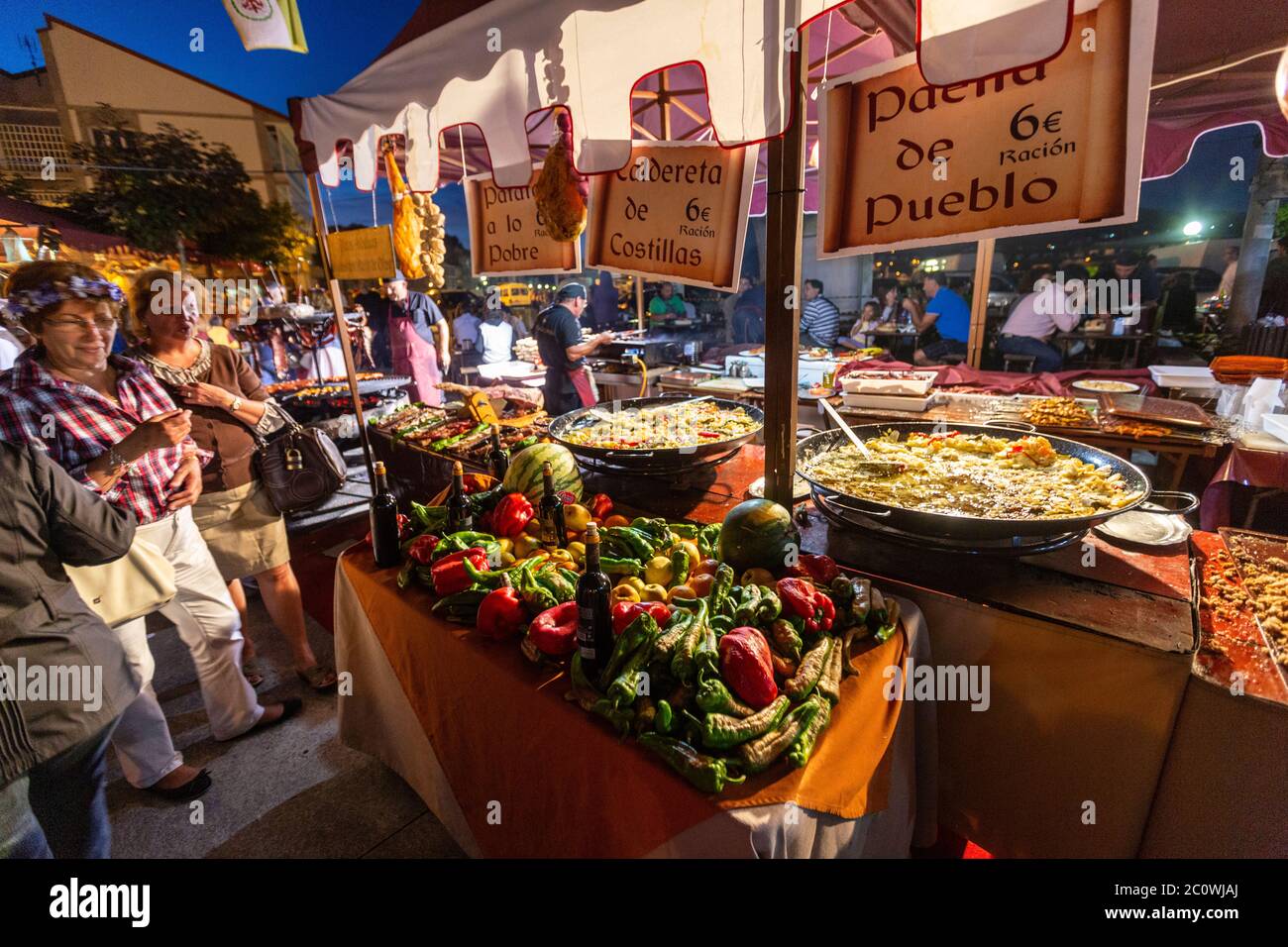 Paella stall dans le marché médiéval de Corcubion, Une province de la Coruña, Galice, Espagne Banque D'Images