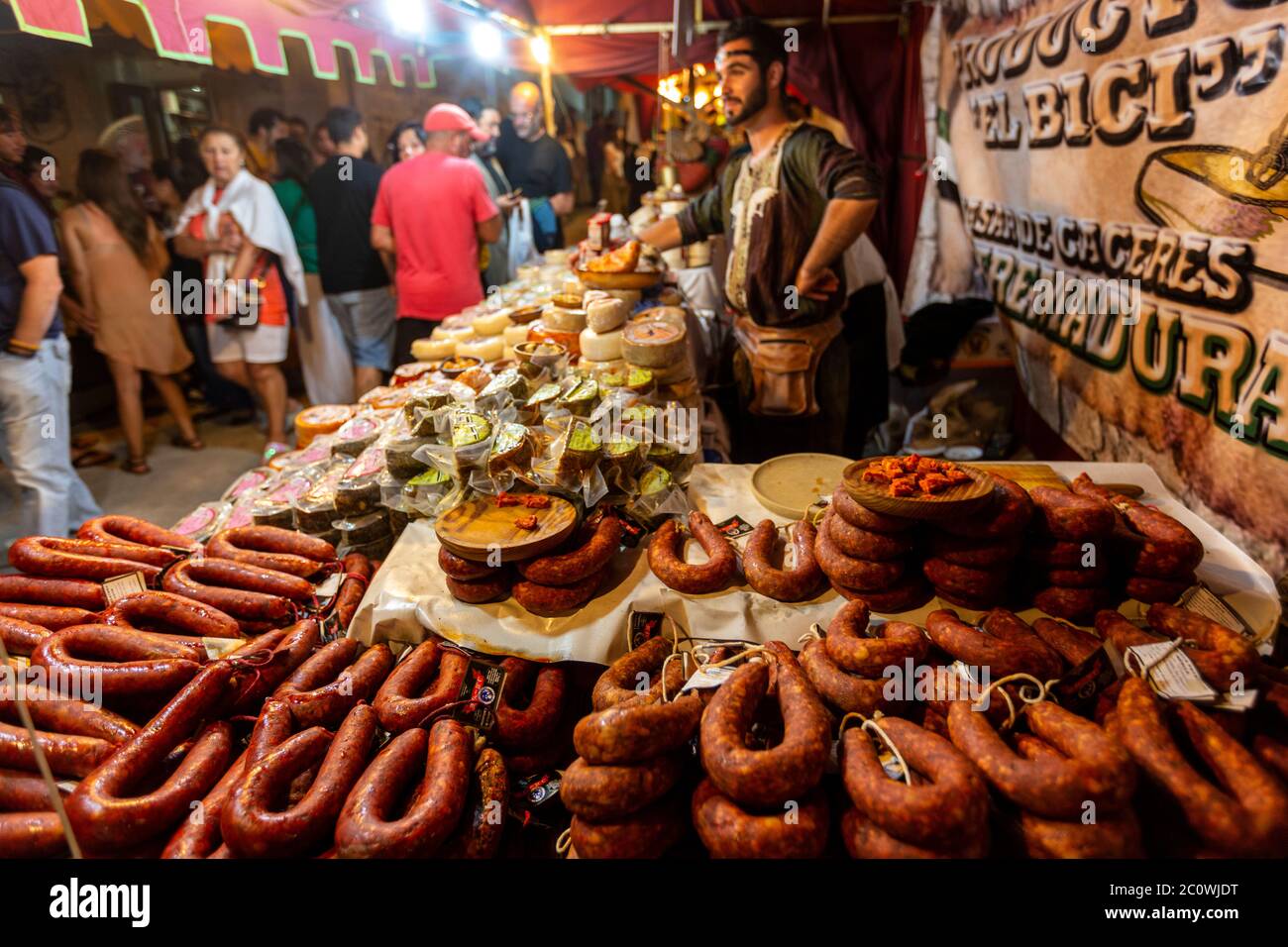 Chorizo stalle dans le marché médiéval de corcubion, UNE province de la Corogne, Galice, Espagne Banque D'Images