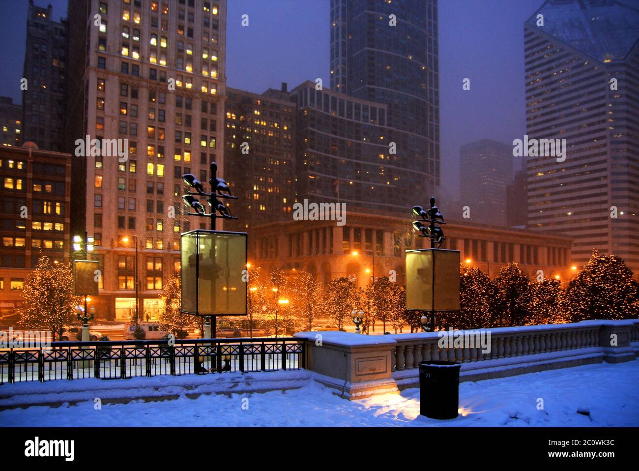 Paysage urbain avec chutes de neige et lumières de rue dans le centre de Chicago. Belle nuit d'hiver à Chicago. Banque D'Images