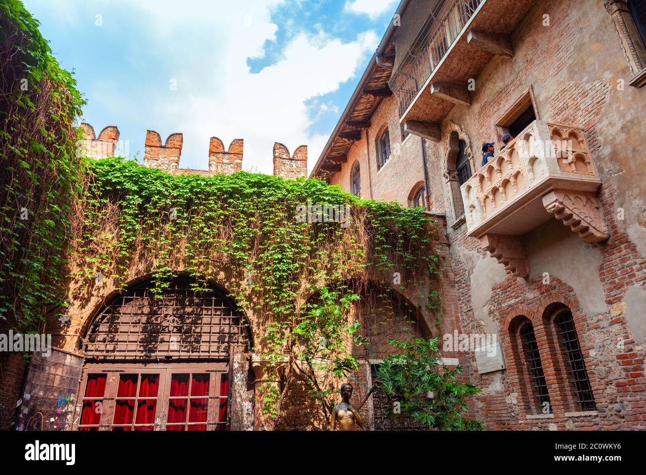 VÉRONE, ITALIE - 16 AVRIL 2019 : la statue et la maison de Juliettes sont un monument très populaire à Vérone, région de la Vénétie en Italie Banque D'Images