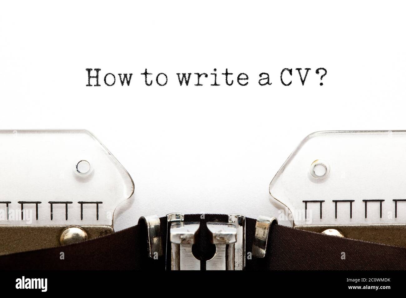 Question Comment écrire un CV Curriculum Vitae dactylographié sur une machine à écrire vintage avec un espace de copie. Banque D'Images